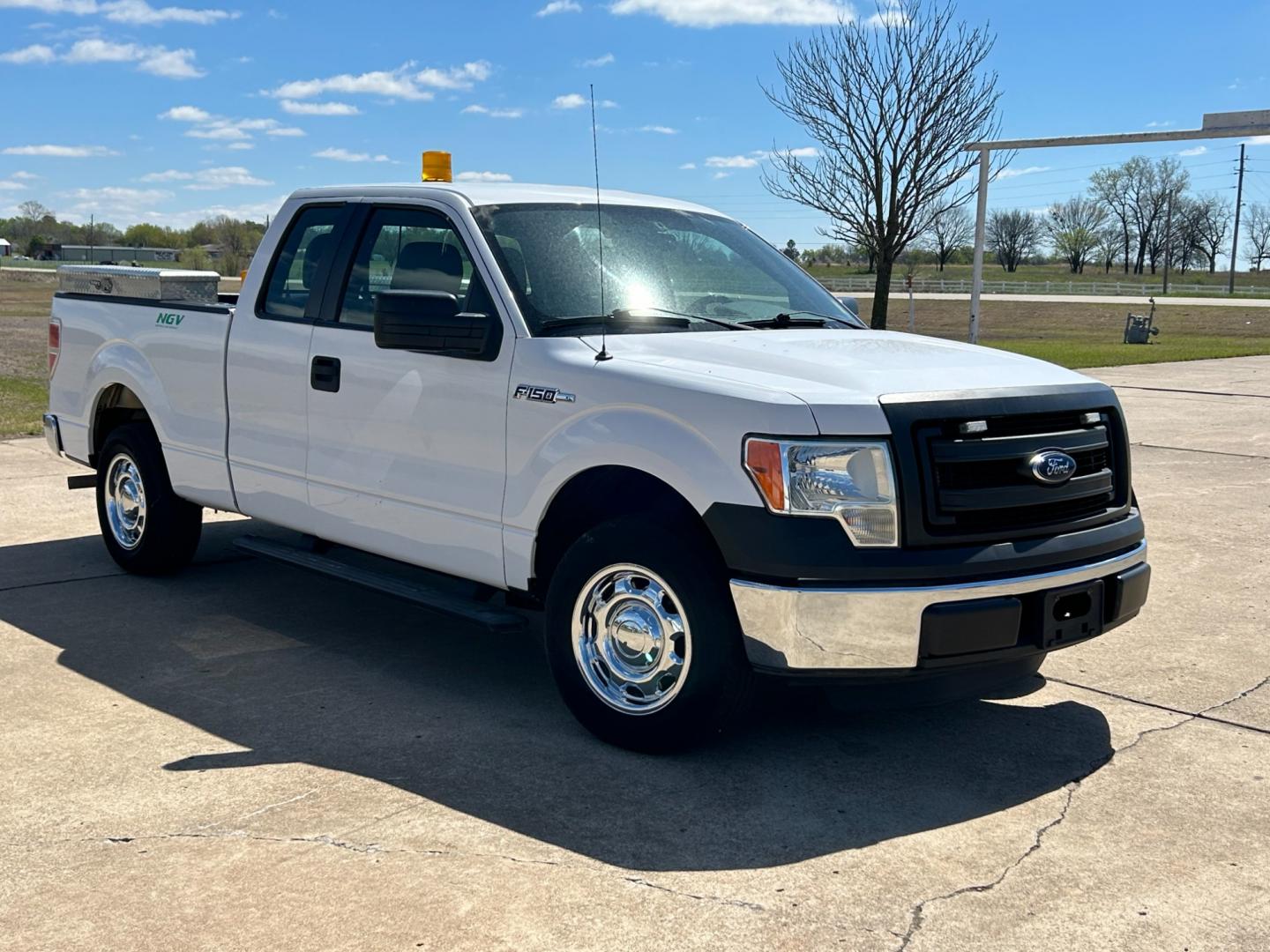 2014 White /Gray Ford F-150 (1FTEX1CMXEK) with an 3.7L V6 DOHC 24V engine, 6-Speed Automatic transmission, located at 17760 Hwy 62, Morris, OK, 74445, (918) 733-4887, 35.609104, -95.877060 - Photo#0